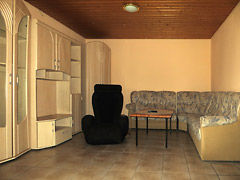  Wohnbereich im Zweibett-Monteurzimmer